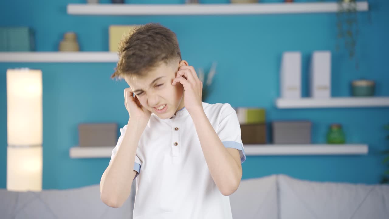 мальчик чешется по ушам.