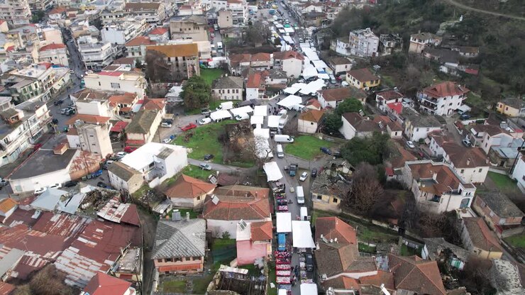 Bazaar di Eleftheroupoli dall'alto, piccola città nella regione di Kavala, Grecia, vista aerea a volo d'uccello