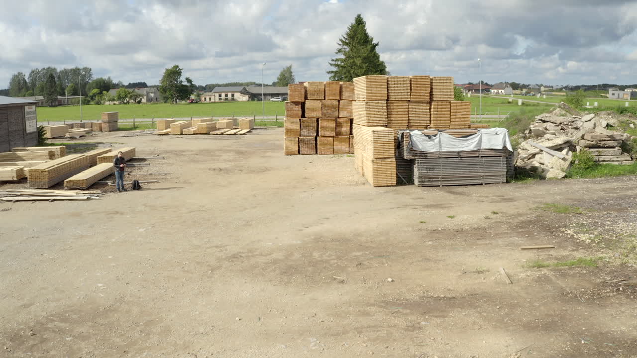 목재 재료 스택을 향한 드론 비행