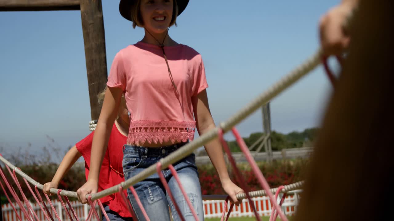 아이들이 정원에서 로프 다리에서  ⁇ 고 있습니다. 4k