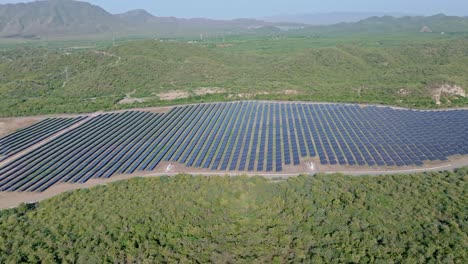 Panel-Solar-En-El-Campo-Rural-Rodeado-De-Exuberante-Selva,-Bani