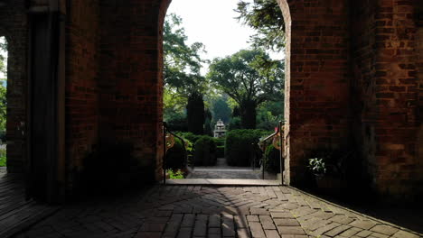 Sonnenunterganggarten-Offenbaren-Sich-Vom-Torbogen-Der-Barnsley-Gardens