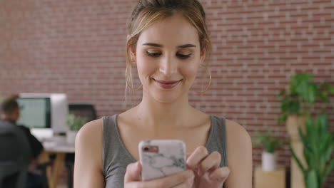 Retrato-De-Una-Hermosa-Joven-En-Una-Oficina-Contemporánea-Navegando-Por-Mensajes-De-Texto-Usando-Redes-De-Teléfonos-Inteligentes-Disfrutando-De-La-Tecnología-Móvil