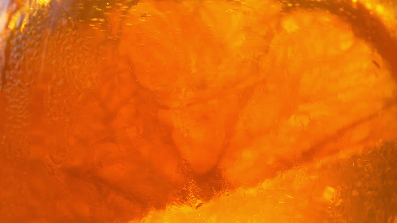 Forfriskende appelsindrik i solen - 180fps