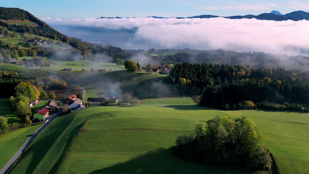 un día de niebla en el campo de la mezcla de vacaciones con una vista de una pequeña ciudad y el lago attersee