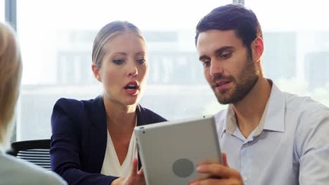 hombres de negocios interactuando a través de una tableta digital