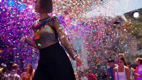 una chica bailando con confeti.