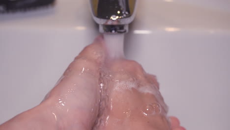 Cerrar-El-Hombre-A-Cámara-Lenta-Lavando-La-Mano-Masculina-Con-Agua-Y-Jabón