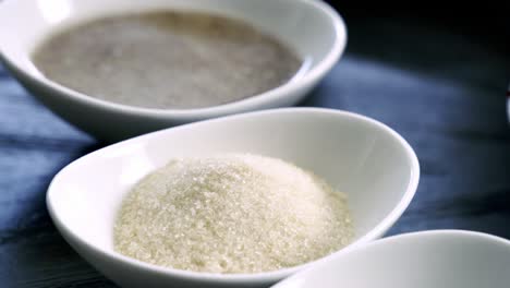 acercarse a la toma de azúcar de caña y huevos de lino para hacer un postre de muffin de remolacha saludable