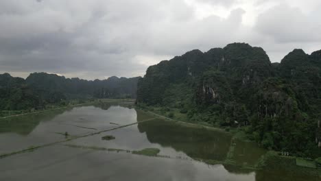 Drehende-Luftaufnahme-Von-Reisfeldern-In-Den-Bergen-Mit-Schönen-Formen-In-Der-Erde,-Vietnam