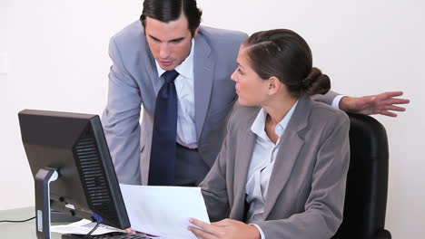 Equipo-De-Negocios-Trabajando-En-Gráficos