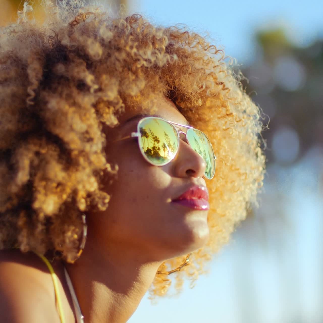 close up retrato de chica exótica con corte de pelo afro