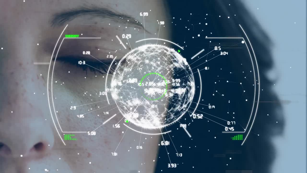 animación de interferencia, escaneo de alcance y globo sobre el ojo de una mujer caucásica