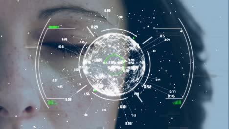 Animación-De-Interferencia,-Escaneo-De-Alcance-Y-Globo-Sobre-El-Ojo-De-Una-Mujer-Caucásica