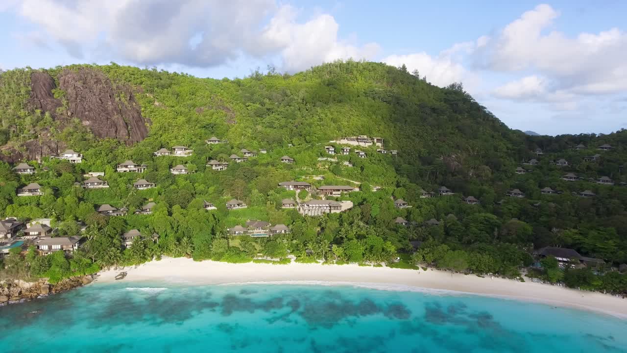 vista aérea de las hermosas montañas y playas paradisíacas de anse la liberte, mahe, seychelles
