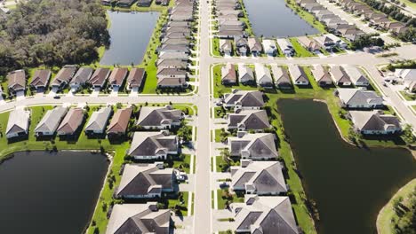 aerial de un vecindario suburbano soleado en el clima tropical pasa por encima