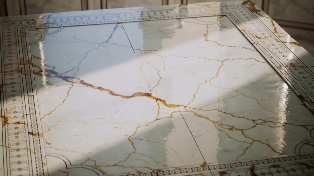 Skiftende marmorplade fanger lys fra vinduet, viser diagonal skygge og lodrette refleksioner