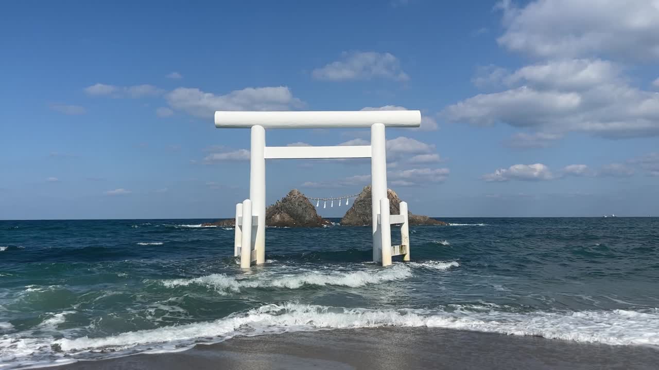 Weißes Torii-Tor, Meereswellen, Sakurai Futamigaura, Fukuoka, Japan