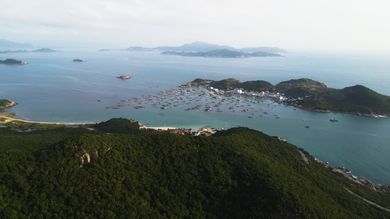 베트남의 장엄한 산악 풍경과 바다가 있는 만에 정박된 보트가 많은 빈헝 섬의 공중 전망