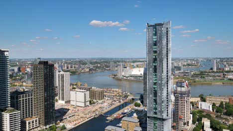 estableciendo una toma de un nuevo edificio de apartamentos en canary wharf, londres, en contra del horizonte de londres