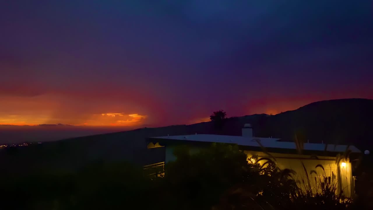 큰 뇌우가 치는 동안 캘리포니아 벤츄라 시에 있는 집에 밤에 번개가 칩니다.