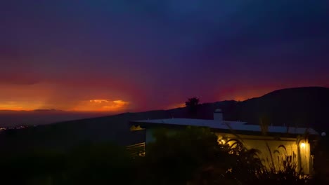 Relámpagos-Caen-Por-La-Noche-Sobre-Una-Casa-En-La-Ciudad-De-Ventura,-California-Durante-Una-Gran-Tormenta-Eléctrica