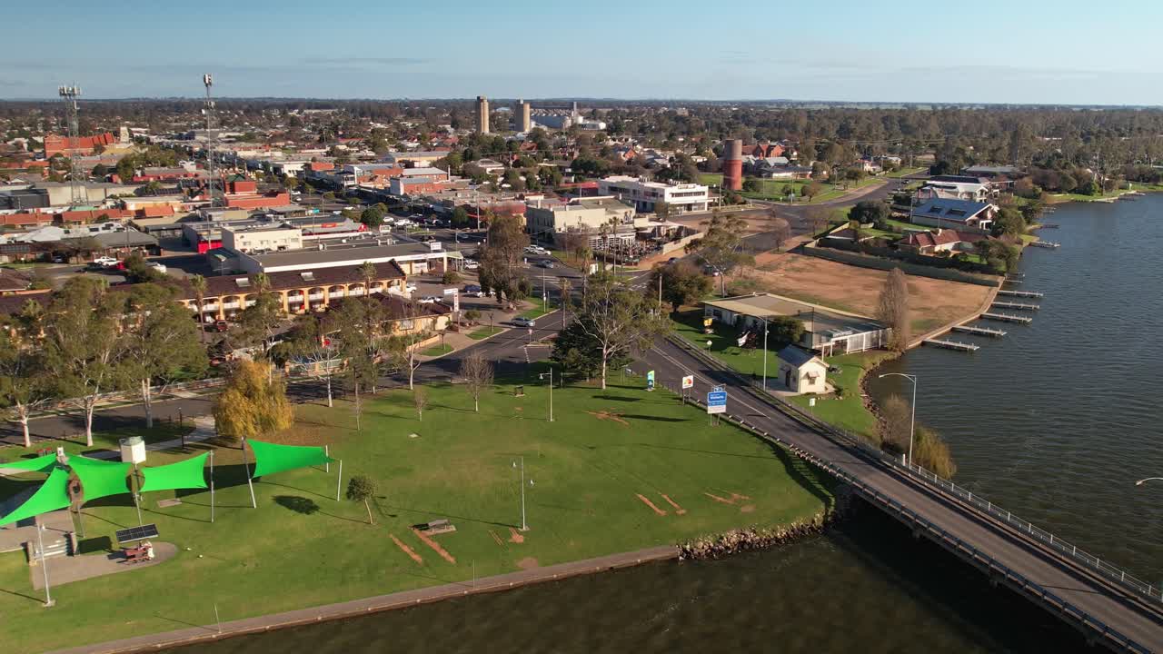 aerial acercándose al puente y a la orilla en el lago mulwala en yarrawonga