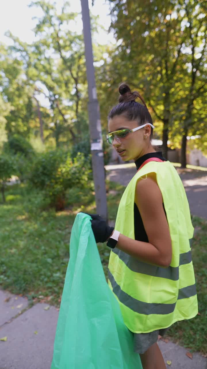 mujer limpiando la basura en el parque