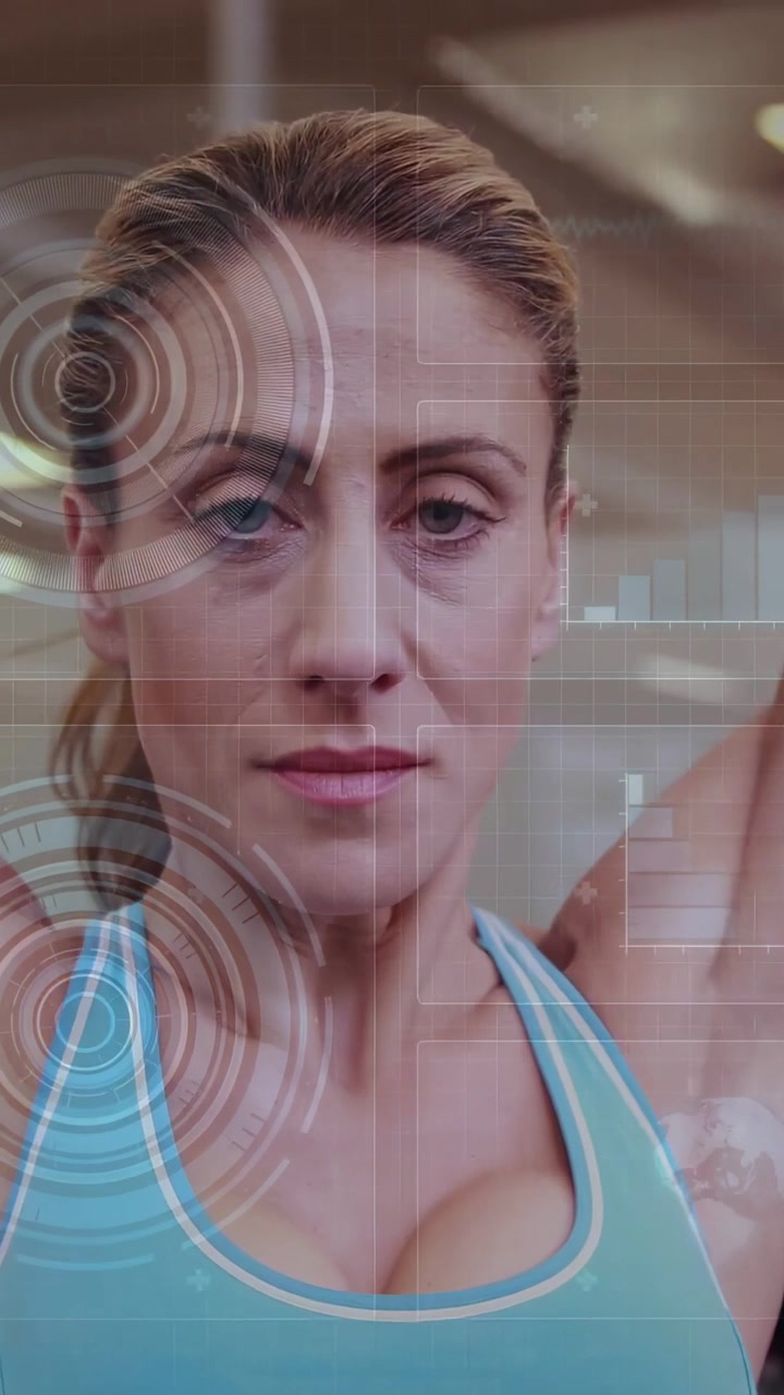 Video verticale: Donna che afferra una sbarra sopra la testa e si ferma per controllare la postura in palestra, tracciamento HUD