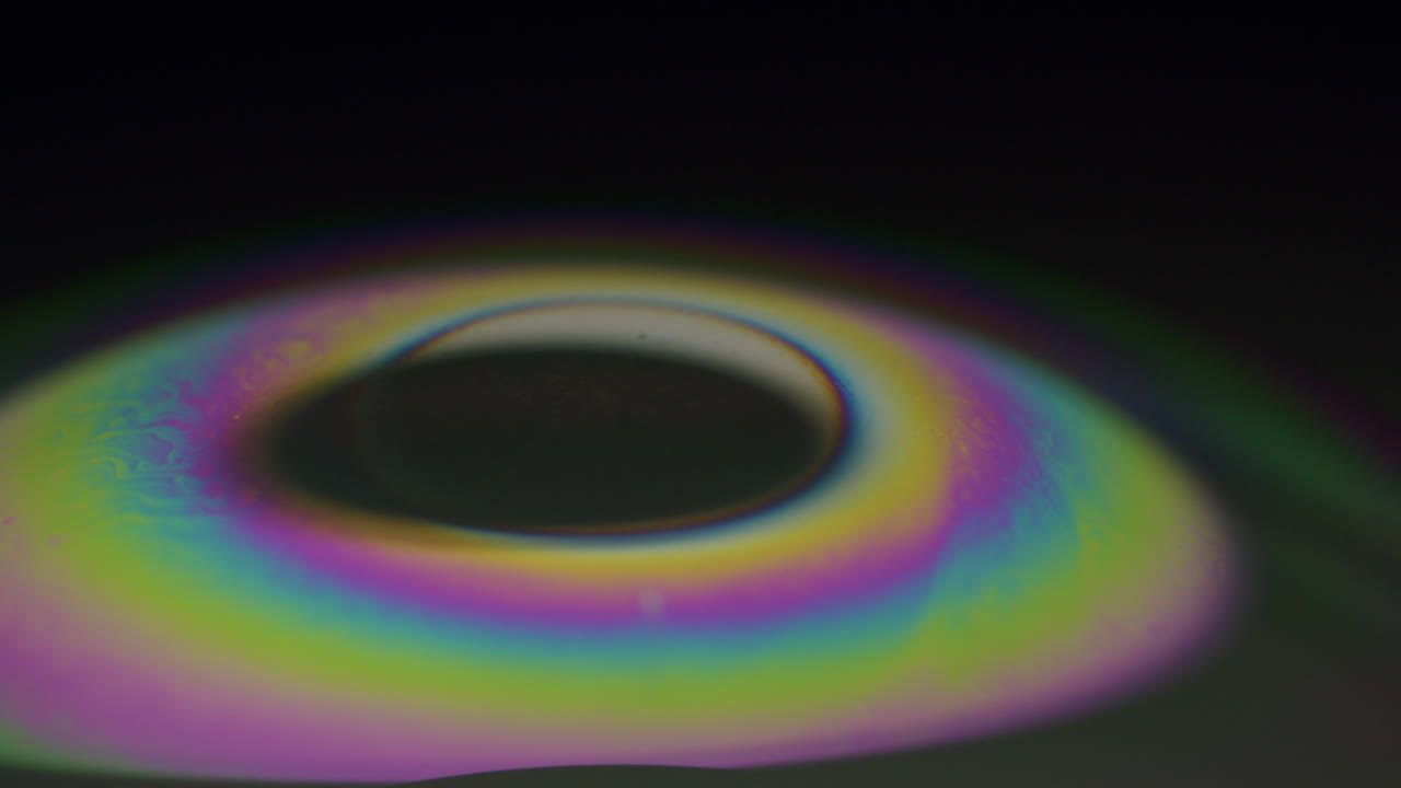 무지개 색 구체에 빛 투영