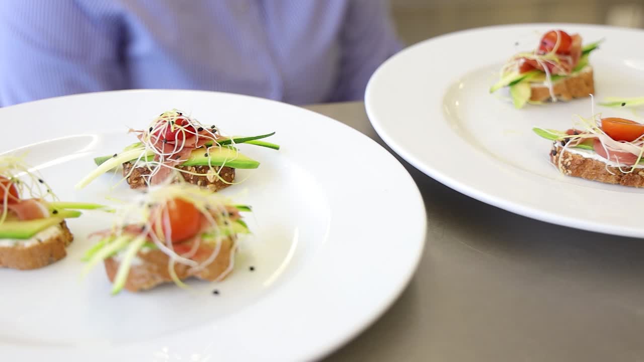 Voorgerechten die worden bereid in de restaurantkeuken.