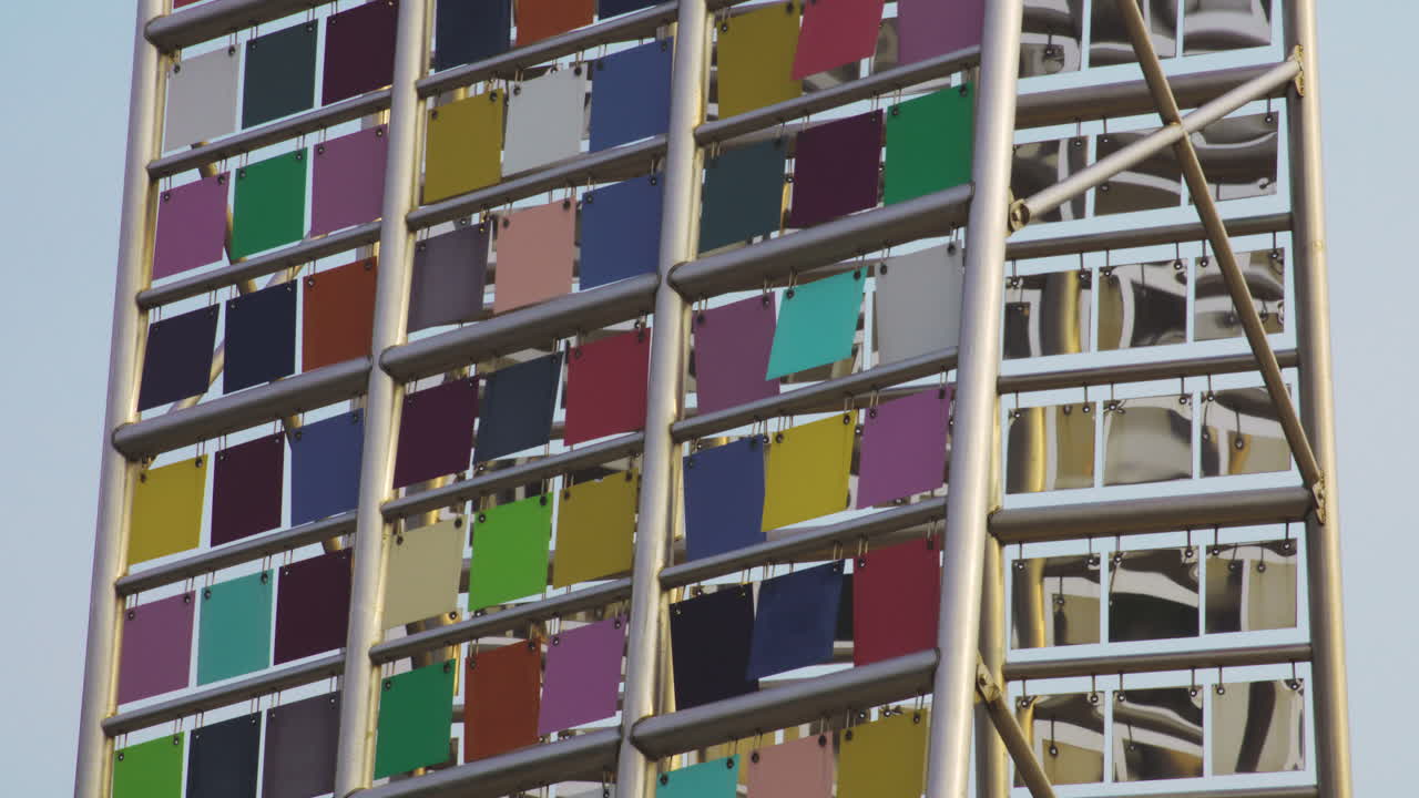 escultura de arte caprichosa de la tienda de donald lipski de pie alto en indianápolis, estados unidos