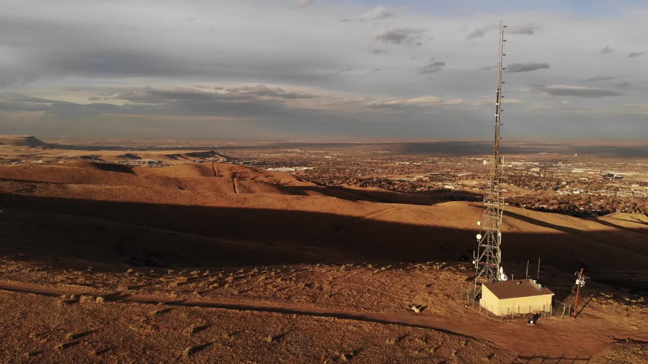 Una panorámica sobre una torre de telefonía celular ubicada al oeste de Denver, Colorado