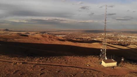 Eine-Pfanne-über-Einem-Mobilfunkmast-Westlich-Von-Denver-Colorado