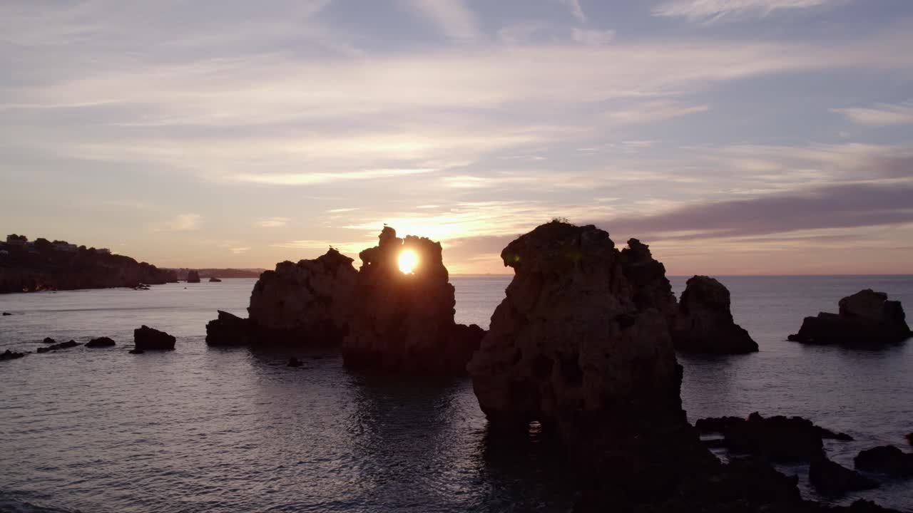 Auringonnousu Praia dos Arrifes -rannan yllä Farossa