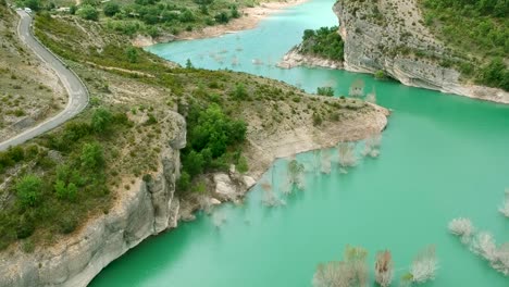 Holprige-Straße,-Die-Entlang-Des-Wasserreservoirs-In-Katalonien,-Spanien-Führt