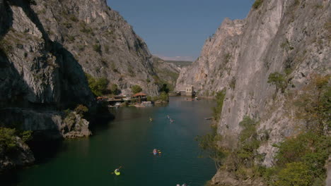 Luftaufnahmen-Von-Menschen,-Die-An-Einem-Sonnigen-Tag-In-Der-Matka-Schlucht-In-Mazedonien-Kanu-Fahren