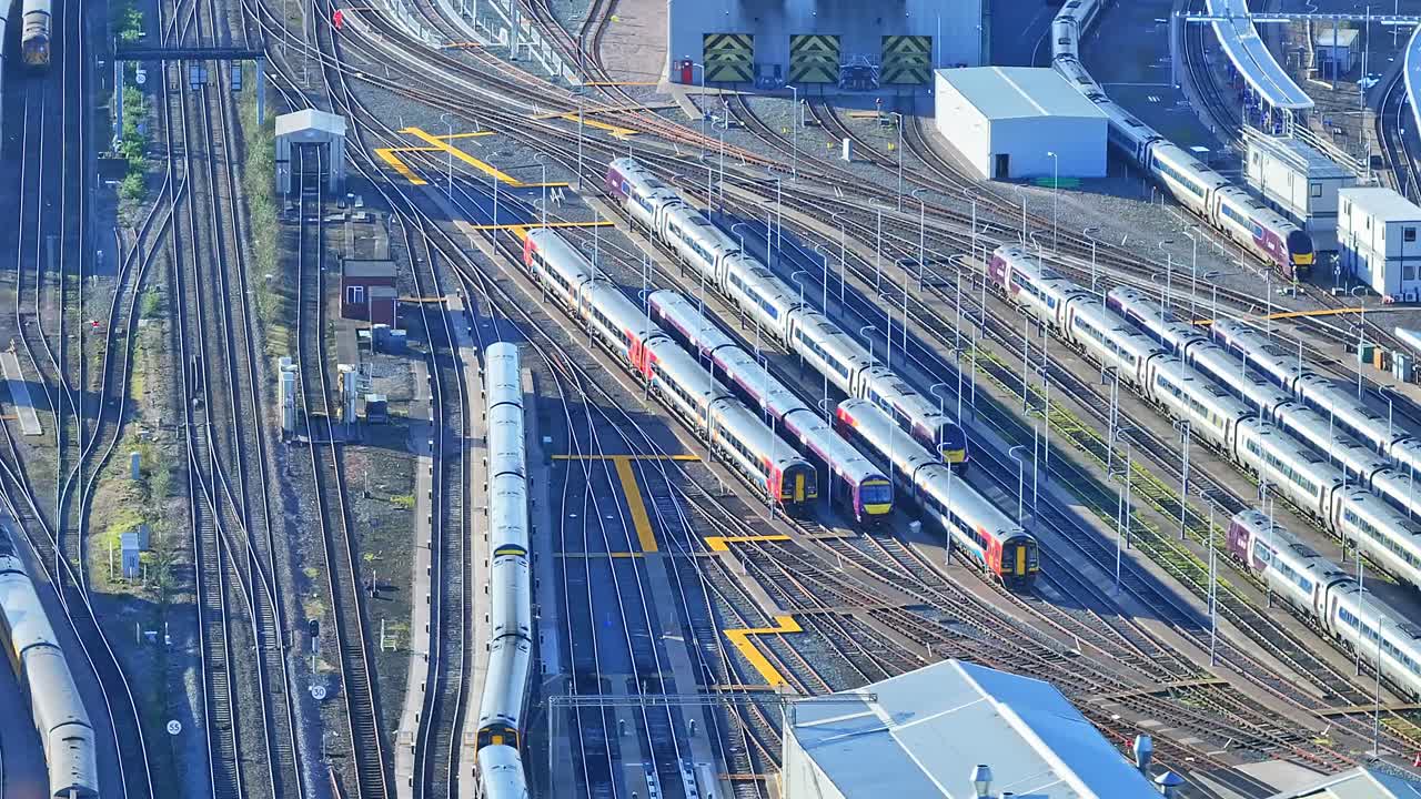 영국 더비 철도역에 주차된 여객 디젤 및 전기 여객 열차로 가득 찬 철도 트랙 위의 영화 촬영