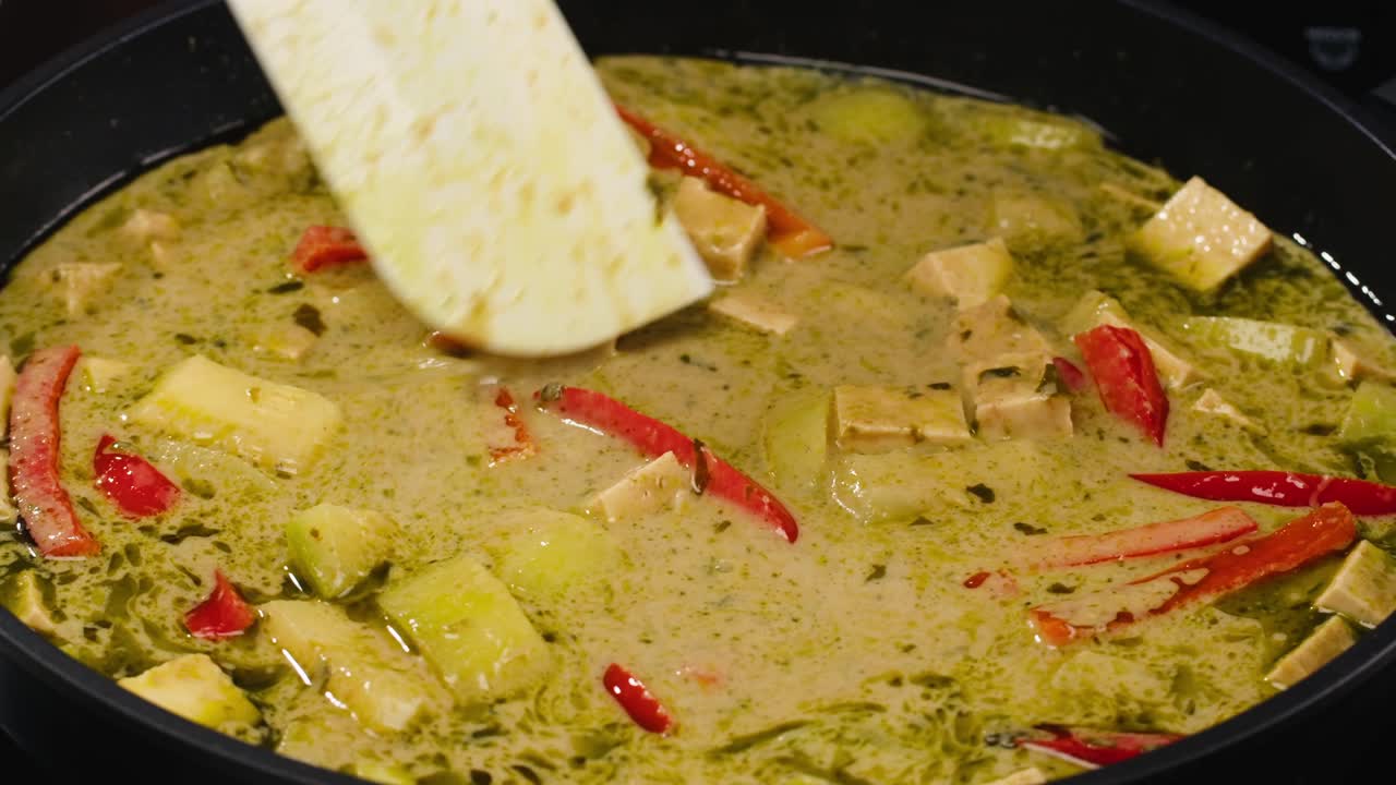 Green Curry with Tofu and Red Pepper