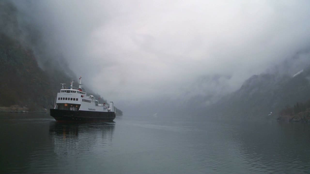 노르웨이 피요르드의 신비로운 안개 속을 항해하는 페리 보트