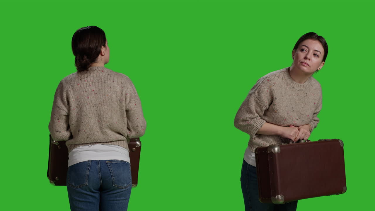 초록색 화면에 수하물을 가진 여자