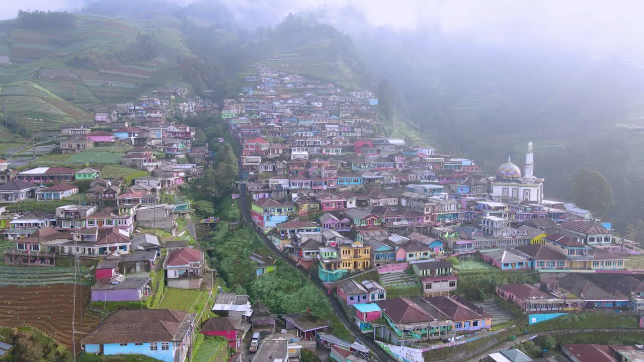 el pequeño pueblo colorido de nepal de java se encuentra en lo alto de las laderas del monte sambing