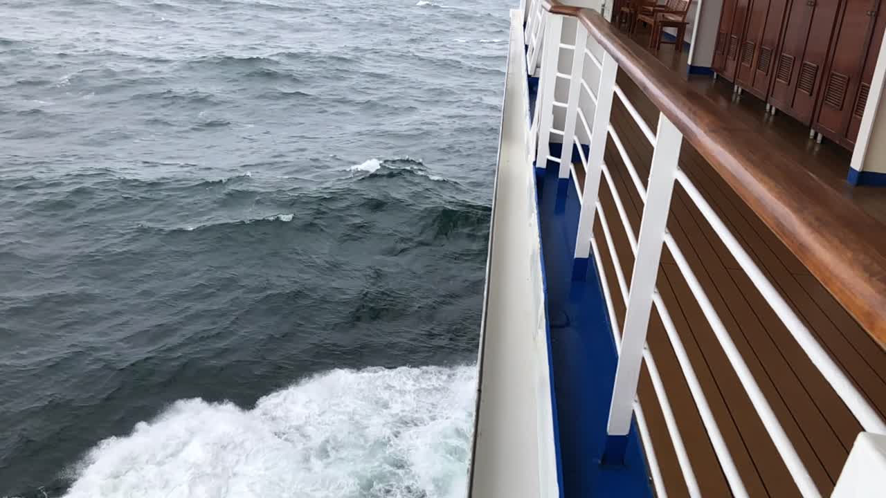 슬로우 모션, 살포의 아래쪽 보기, 유람선의 왼쪽, 왼쪽에서 물을 굴리는 것