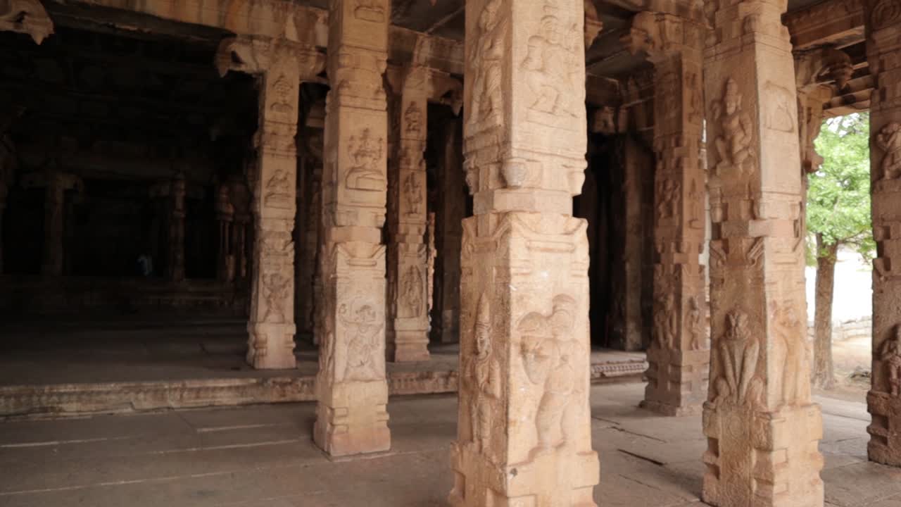 vista panorámica del piller de roca bellamente esculpido en el templo malyavanta raghunatha, hampi, karnataka