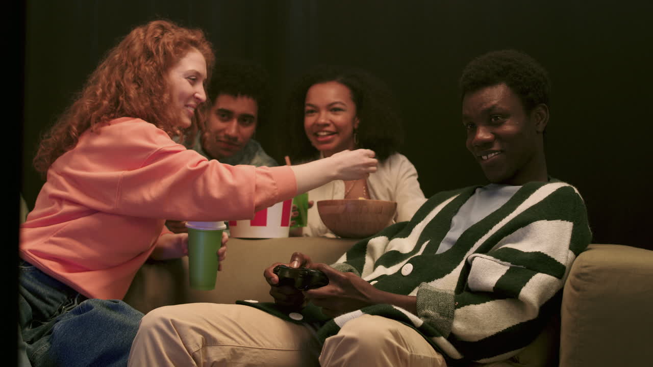 네 명의 친구가 집에서 즐거운 시간을 보내고 있다