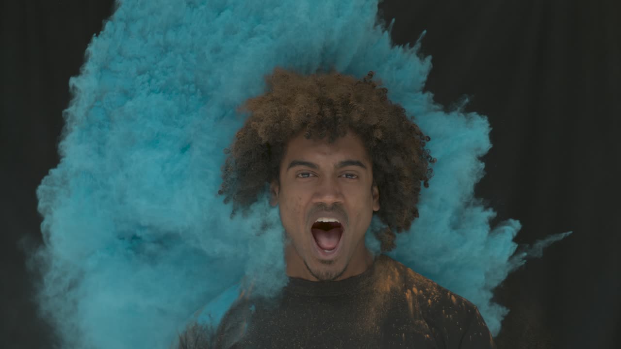 hombre de color explosión de polvo cámara lenta