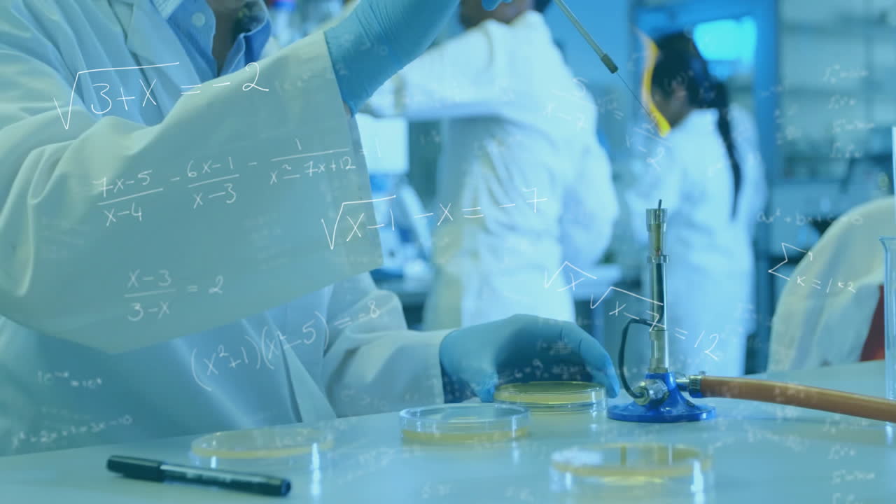실험실에서 일하는 다양한 과학자들에 대한 수학적 방정식의 애니메이션