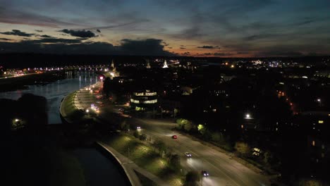 ciudad de kaunas en la noche. vista aérea de drones. lituania