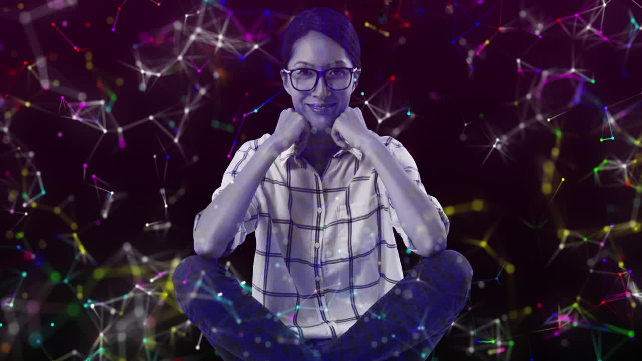 animación del retrato de una mujer sonriente sobre coloridas redes de conexiones