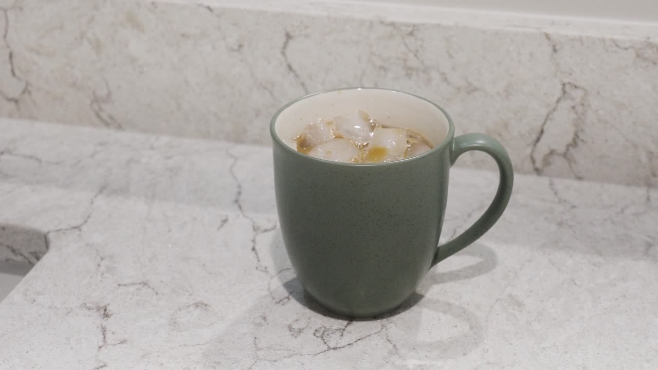 параллакс вращается вокруг чашки и кофе